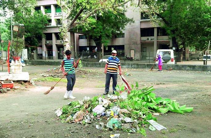 Just a little bit! A hysteria ... | जरा हटके! एक स्वच्छतादूत असाही...