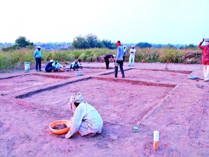 Evidences of Iron Era found in Fubgaon near Nagpur | नागपूरजवळ फुबगावात सापडली लोहयुगीन वस्ती Evidences of Iron Era found in Fubgaon near Nagpur | नागपूरजवळ फुबगावात सापडली लोहयुगीन वस्ती
