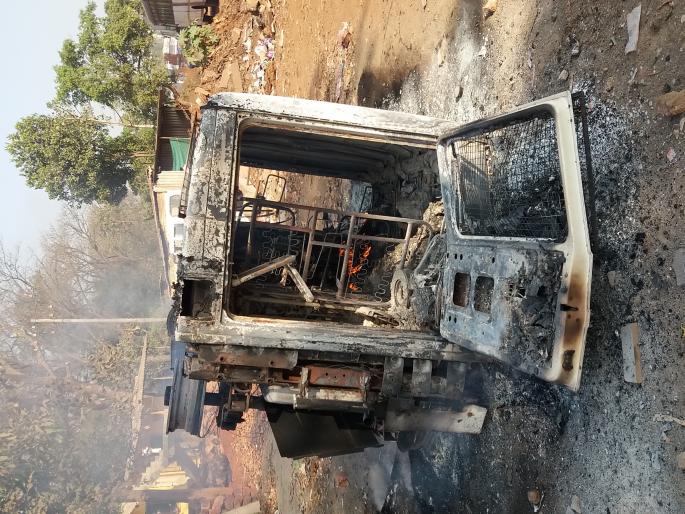 Police stick on the back of the police? | पोलिसांच्याच पाठीवर लाठी बसणार?, लोटेतील धुमश्चक्रीप्रकरणी सर्वपक्षीय एकत्र Police stick on the back of the police? | पोलिसांच्याच पाठीवर लाठी बसणार?, लोटेतील धुमश्चक्रीप्रकरणी सर्वपक्षीय एकत्र