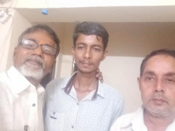 Daddy's mom pulls a speeding boy | वडिलांच्या मायेने गतिमंद मुलास आणले खेचून Daddy's mom pulls a speeding boy | वडिलांच्या मायेने गतिमंद मुलास आणले खेचून
