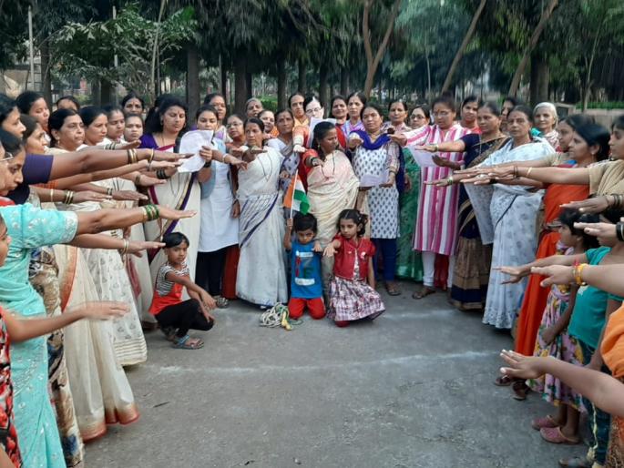 Women experienced childhood through traditional sports | महिलांनी पारंपरिक खेळातून अनुभवले बालपण Women experienced childhood through traditional sports | महिलांनी पारंपरिक खेळातून अनुभवले बालपण