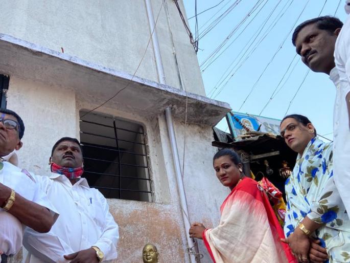 Flag hoisting by a third party in Kolhapur | कोल्हापुरात तृतीयपंथीच्या हस्ते ध्वजारोहण Flag hoisting by a third party in Kolhapur | कोल्हापुरात तृतीयपंथीच्या हस्ते ध्वजारोहण