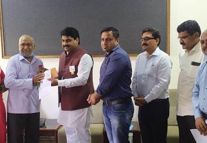 Distribution of Solar Agriculture Pump Approval Order by the Guardian Minister | सौर कृषी पंप मंजुरी आदेशाचे पालकमंत्र्यांच्या हस्ते वितरण