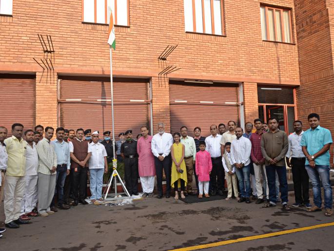 Flag hoisting by Vishwas Raut in Lokmat | कोल्हापूर लोकमतमध्ये विश्वास राऊत यांच्याहस्ते ध्वजारोहण Flag hoisting by Vishwas Raut in Lokmat | कोल्हापूर लोकमतमध्ये विश्वास राऊत यांच्याहस्ते ध्वजारोहण