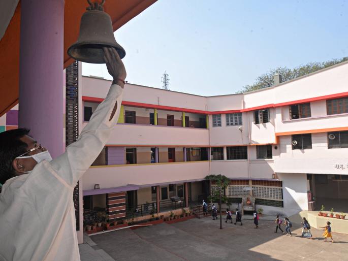 Twitch again in fifth to eighth grade school | पाचवी ते आठवीच्या शाळात पुन्हा किलबिलाट, दहा महिन्यांनंतर वर्ग भरले Twitch again in fifth to eighth grade school | पाचवी ते आठवीच्या शाळात पुन्हा किलबिलाट, दहा महिन्यांनंतर वर्ग भरले