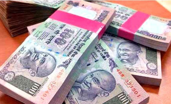 The number of depositors of hundred, ten, five notes in the bank increased | शंभर, दहा, पाचच्या नोटा बँकामध्ये जमा करणाऱ्यांचे प्रमाण वाढले The number of depositors of hundred, ten, five notes in the bank increased | शंभर, दहा, पाचच्या नोटा बँकामध्ये जमा करणाऱ्यांचे प्रमाण वाढले
