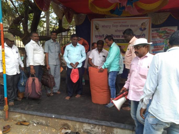 Prostate the movement of the Kotwala in the absence of concrete assurance | ठोस आश्वासनाअभावीच कोतवालांचे आंदोलन स्थगित Prostate the movement of the Kotwala in the absence of concrete assurance | ठोस आश्वासनाअभावीच कोतवालांचे आंदोलन स्थगित