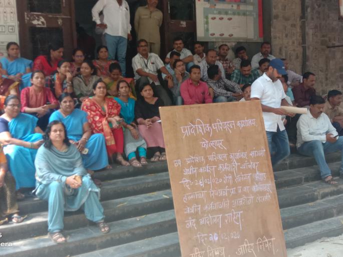 Writing closed in RTO to protest clerical beating | लिपिकास झालेल्या मारहाणीच्या निषेधार्थ ‘आरटीओ’त लेखणी बंद Writing closed in RTO to protest clerical beating | लिपिकास झालेल्या मारहाणीच्या निषेधार्थ ‘आरटीओ’त लेखणी बंद