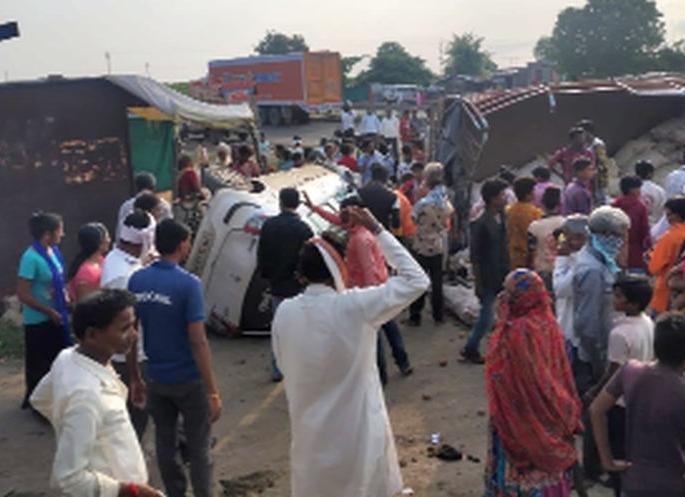 Truck overturns near Hadakhed, potatoes on the road | हाडाखेडजवळ ट्रक पलटी, बटाटे रस्त्यावर Truck overturns near Hadakhed, potatoes on the road | हाडाखेडजवळ ट्रक पलटी, बटाटे रस्त्यावर