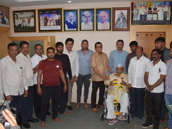 Kolhapur: First Hindkesi Shripati Khankhelenna from 'Gokul' wheelchair | कोल्हापूर :पहिले हिंदकेसरी श्रीपती खंचनाळेंना ‘गोकुळ’ कडून व्हीलचेअर Kolhapur: First Hindkesi Shripati Khankhelenna from 'Gokul' wheelchair | कोल्हापूर :पहिले हिंदकेसरी श्रीपती खंचनाळेंना ‘गोकुळ’ कडून व्हीलचेअर