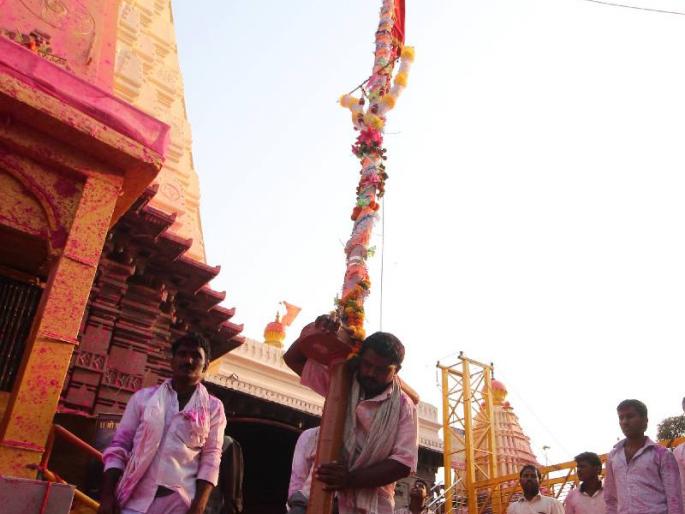 Kolhapur: Beginning of slaughter, adulteration of booths | कोल्हापूर : गुलालाच्या उधळणीला भेसळीची लागण, प्रशासनाने कारवाईचा बडगा उगारावा Kolhapur: Beginning of slaughter, adulteration of booths | कोल्हापूर : गुलालाच्या उधळणीला भेसळीची लागण, प्रशासनाने कारवाईचा बडगा उगारावा