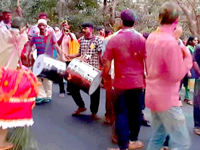 Historical tradition of eight hundred years, with enthusiasm in the shrine festival of the monastery | मठ गावचा शिमगोत्सव उत्साहात, आठशे वर्षांची ऐतिहासिक परंपरा Historical tradition of eight hundred years, with enthusiasm in the shrine festival of the monastery | मठ गावचा शिमगोत्सव उत्साहात, आठशे वर्षांची ऐतिहासिक परंपरा