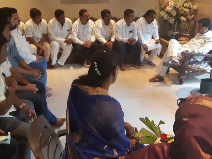 Ashok Chavan of Congress corporators of Sankhe-Tedh area of Sangli: A visit to Nanded | काँग्रेस नगरसेवकांचे अशोक चव्हाण यांना साकडे-तिढा सांगलीच्या जागेचा : नांदेड येथे घेतली भेट Ashok Chavan of Congress corporators of Sankhe-Tedh area of Sangli: A visit to Nanded | काँग्रेस नगरसेवकांचे अशोक चव्हाण यांना साकडे-तिढा सांगलीच्या जागेचा : नांदेड येथे घेतली भेट