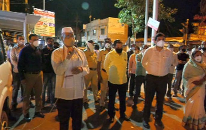 Guardian Minister took to the streets for Dhulekar | धुळेकरांसाठी पालकमंत्री उतरले रस्त्यावर
