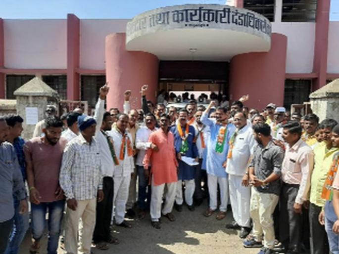 Dhule, Sakrit Dharna agitation by BJP | भाजपतर्फे धुळे, साक्रीत धरणे आंदोलन Dhule, Sakrit Dharna agitation by BJP | भाजपतर्फे धुळे, साक्रीत धरणे आंदोलन