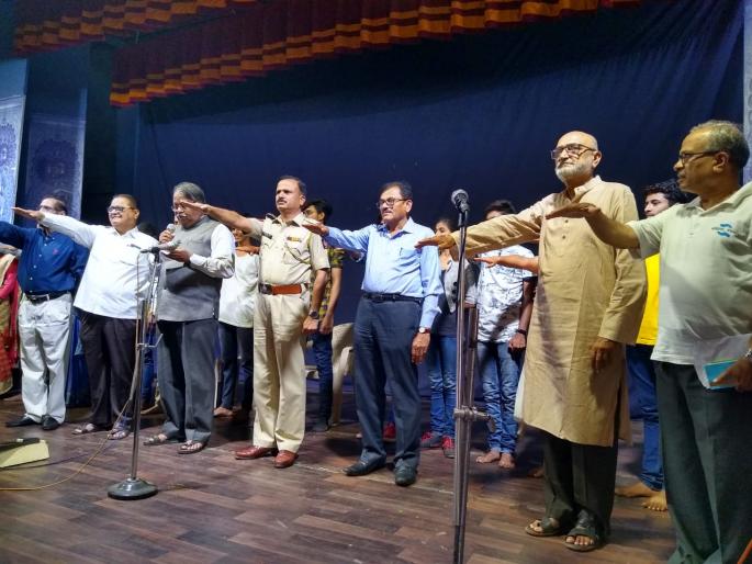 Traffic shunt lessons students received | महाविद्यालयीन विद्यार्थ्यांना मिळाले एकांकिकेतून वाहतूक शिस्तीचे धडे Traffic shunt lessons students received | महाविद्यालयीन विद्यार्थ्यांना मिळाले एकांकिकेतून वाहतूक शिस्तीचे धडे