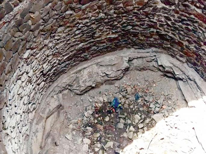 The tribals of Plantapada continue to struggle for water | प्लाँटपाडा येथील आदिवासींची हंडाभर पाण्यासाठी धडपड सुरूच The tribals of Plantapada continue to struggle for water | प्लाँटपाडा येथील आदिवासींची हंडाभर पाण्यासाठी धडपड सुरूच