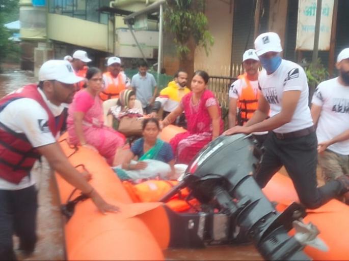 The White Army of Kolhapur rushed to the aid of Chiplunkar | चिपळूणकरांच्या मदतीला कोल्हापूरची व्हाईट आर्मी धावली The White Army of Kolhapur rushed to the aid of Chiplunkar | चिपळूणकरांच्या मदतीला कोल्हापूरची व्हाईट आर्मी धावली
