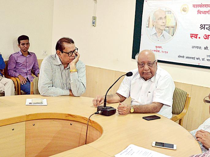 There was poor running of classical activity in Maharashtra | महाराष्ट्रावर वाङ्मय कृतीचा झेंडा रोवणारा गरीबच राहिला There was poor running of classical activity in Maharashtra | महाराष्ट्रावर वाङ्मय कृतीचा झेंडा रोवणारा गरीबच राहिला