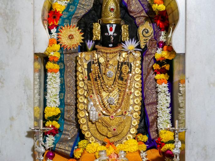 Saptami of Ambabai of Panhala worshiped as Tirupati | पन्हाळ्याच्या अंबाबाईची सप्तमीला तिरुपती रुपात पूजा Saptami of Ambabai of Panhala worshiped as Tirupati | पन्हाळ्याच्या अंबाबाईची सप्तमीला तिरुपती रुपात पूजा
