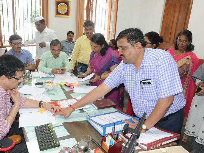 Kolhapur: Verification of voter lists by departmental commissioner | कोल्हापूर : विभागीय आयुक्तांनी केली मतदार याद्यांची पडताळणी Kolhapur: Verification of voter lists by departmental commissioner | कोल्हापूर : विभागीय आयुक्तांनी केली मतदार याद्यांची पडताळणी