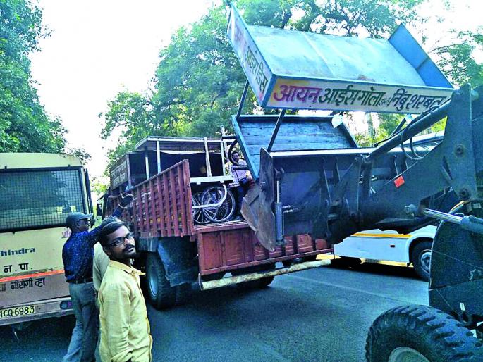 Elimination of encroachments in Gittikhadan Chowk | गिट्टीखदान चौकातील अतिक्रमणांचा सफाया Elimination of encroachments in Gittikhadan Chowk | गिट्टीखदान चौकातील अतिक्रमणांचा सफाया