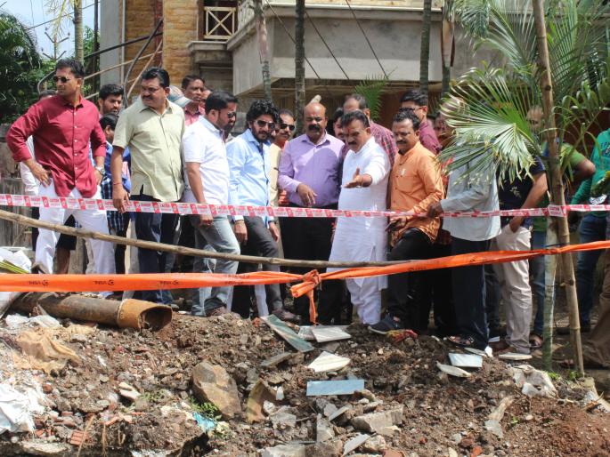 Water engineer slammed from civilian drainage line, civilian aggressive | रखडलेल्या ड्रेनेजलाईनवरून जल अभियंताची खरडपट्टी, नागरिक आक्रमक Water engineer slammed from civilian drainage line, civilian aggressive | रखडलेल्या ड्रेनेजलाईनवरून जल अभियंताची खरडपट्टी, नागरिक आक्रमक