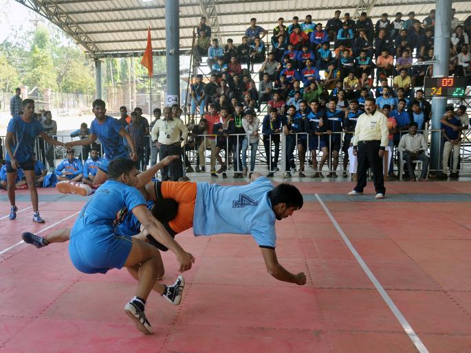  Aurangabad, Nanded University with ten teams in the next round- Eleven matches thrash | औरंगाबाद, नांदेड विद्यापीठासह दहा संघ पुढील फेरीत-विद्युतझोतात रंगला अकरा सामन्यांचा थरार