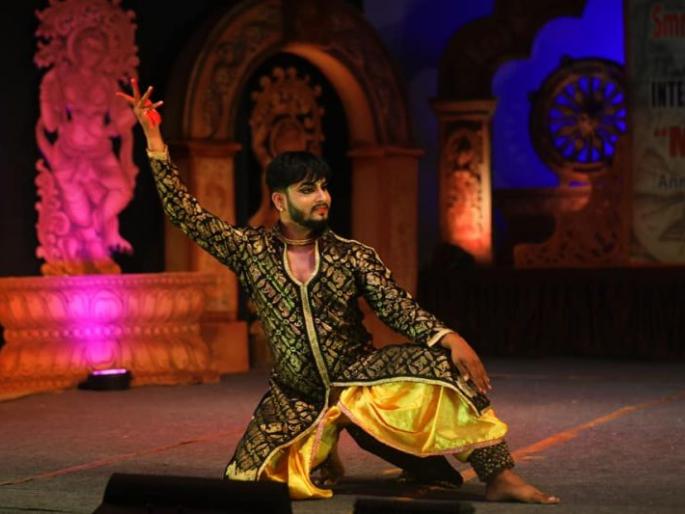Dance Arist from Wardha was felicitated at the International Dance Festival in Odisha | ओडिशातील आंतरराष्ट्रीय नृत्य महोत्सवात वर्ध्यातील कलाकाराचा आविष्कार Dance Arist from Wardha was felicitated at the International Dance Festival in Odisha | ओडिशातील आंतरराष्ट्रीय नृत्य महोत्सवात वर्ध्यातील कलाकाराचा आविष्कार