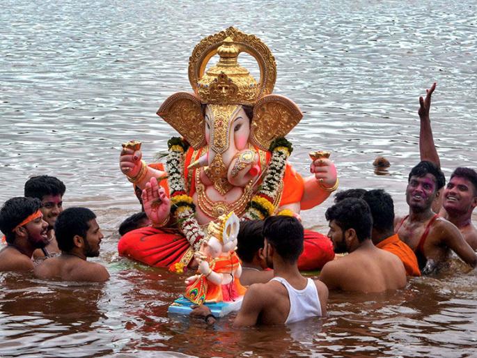 Devotees Immersed Ganesh Idols With Traditional Reverence And Gaiety in Mumbai | निरोप घेतो बाप्पा, आम्हा आज्ञा असावी; जड अंत:करणाने गणरायाला निरोप Devotees Immersed Ganesh Idols With Traditional Reverence And Gaiety in Mumbai | निरोप घेतो बाप्पा, आम्हा आज्ञा असावी; जड अंत:करणाने गणरायाला निरोप