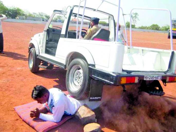 Athletes wandering Sayyed Samaj in financial crisis due to lock down | कसरती खेळकरी भटका सय्यद समाज आर्थिक संकटात Athletes wandering Sayyed Samaj in financial crisis due to lock down | कसरती खेळकरी भटका सय्यद समाज आर्थिक संकटात