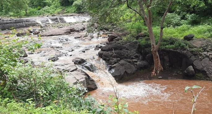 three youths died who decided to go down to the waterfall for bathing ... | अंघोळीसाठी धबधब्यात उतरणे बेतले 'त्या' तीन युवकांच्या जीवावर... three youths died who decided to go down to the waterfall for bathing ... | अंघोळीसाठी धबधब्यात उतरणे बेतले 'त्या' तीन युवकांच्या जीवावर...