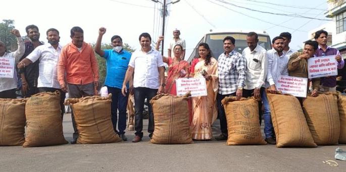 Rastaroko agitation near the market committee | बाजार समितीजवळ रास्तारोको आंदोलन Rastaroko agitation near the market committee | बाजार समितीजवळ रास्तारोको आंदोलन