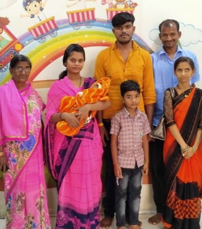 Shankar Baba saves grandson's life by mortgaging mother's jewelery; The baby is safe in the arms of a deaf and dumb mother | स्वतःच्या आईचे दागिने गहाण ठेवून 'शंकरबाबां'नी वाचवले नातवाचे  प्राण; मूकबधिर मातेच्या कुशीत बाळ सकुशल Shankar Baba saves grandson's life by mortgaging mother's jewelery; The baby is safe in the arms of a deaf and dumb mother | स्वतःच्या आईचे दागिने गहाण ठेवून 'शंकरबाबां'नी वाचवले नातवाचे  प्राण; मूकबधिर मातेच्या कुशीत बाळ सकुशल