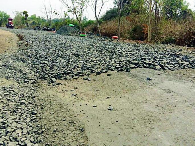 The road construction of Chief Minister's adoptive village is dismal | मुख्यमंत्र्यांच्या दत्तक गावातील रस्त्याचे बांधकाम निकृष्ट The road construction of Chief Minister's adoptive village is dismal | मुख्यमंत्र्यांच्या दत्तक गावातील रस्त्याचे बांधकाम निकृष्ट
