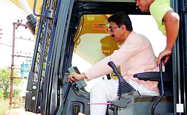 Jalyukta Shivar campaign begins in Ashta | आष्ट्यात जलयुक्त शिवार अभियानाच्या कामांना प्रारंभ Jalyukta Shivar campaign begins in Ashta | आष्ट्यात जलयुक्त शिवार अभियानाच्या कामांना प्रारंभ