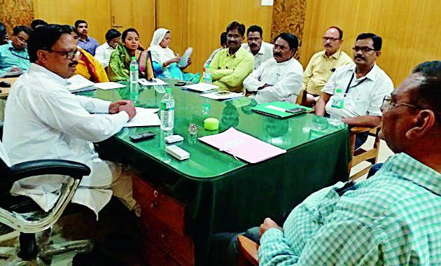 Fearful for fund expenditure in the finance committee | वित्त समितीत निधी खर्चासाठी घमासान Fearful for fund expenditure in the finance committee | वित्त समितीत निधी खर्चासाठी घमासान