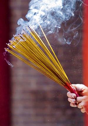 Chinese incidence is deadly | चायनीज उदबत्ती आरोग्यास घातक Chinese incidence is deadly | चायनीज उदबत्ती आरोग्यास घातक