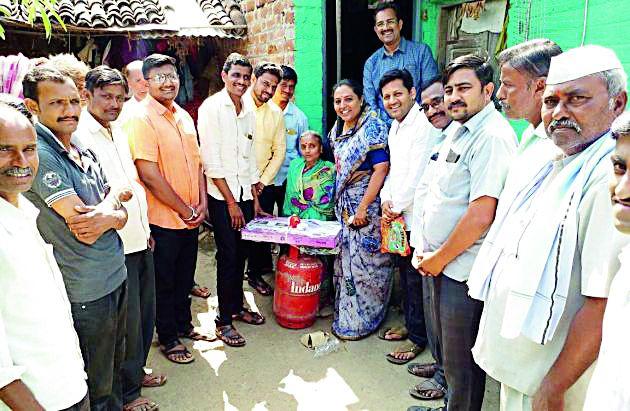 Yashomati Thakur gave justice to a disabled woman | यशोमती ठाकुरांनी दिला अपंग महिलेला न्याय Yashomati Thakur gave justice to a disabled woman | यशोमती ठाकुरांनी दिला अपंग महिलेला न्याय