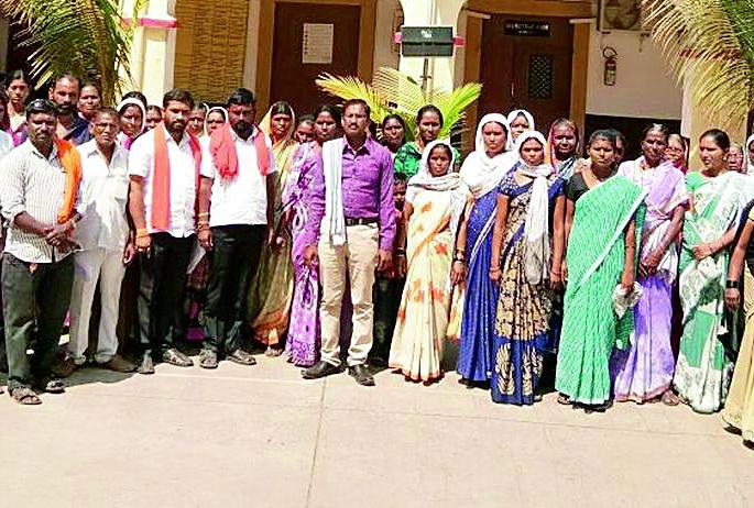 Collectorate sticks to excise women | कलेक्ट्रेट, एक्साइजमध्ये दारूबंदीसाठी महिलांचा ठिय्या