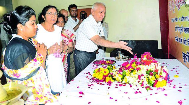 Bhaiyahu Maharaj paid tribute to Shashuranayana | भैयू महाराजांना साश्रूनयनांनी श्रद्धांजली Bhaiyahu Maharaj paid tribute to Shashuranayana | भैयू महाराजांना साश्रूनयनांनी श्रद्धांजली