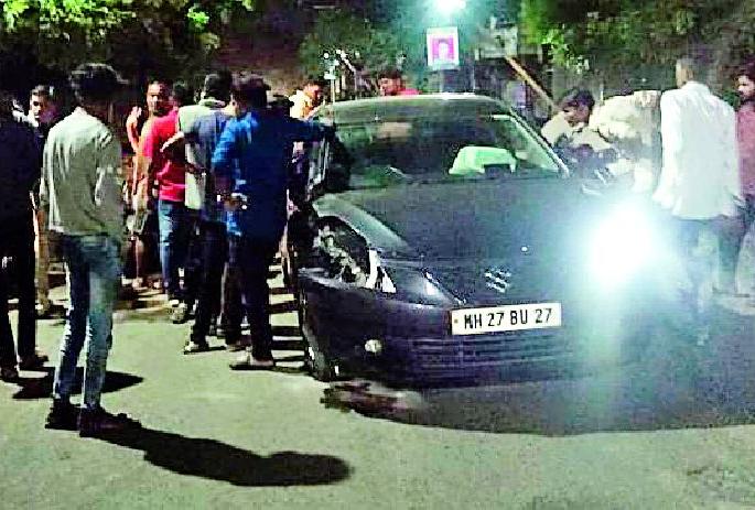 The four-wheeler of the builder's son flew away | बिल्डरपुत्राच्या चारचाकीने दोघांना उडविले