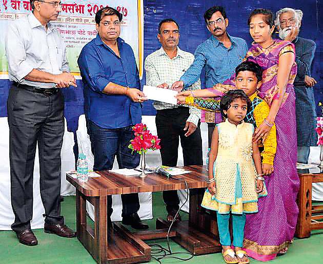 14 Support for families of suicide victims | १४ आत्महत्याग्रस्त शेतकरी कुटुंबांना मदत 14 Support for families of suicide victims | १४ आत्महत्याग्रस्त शेतकरी कुटुंबांना मदत