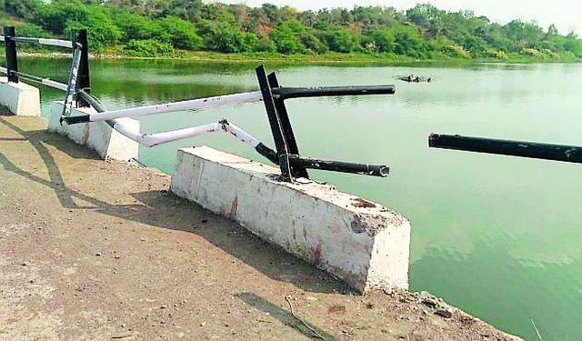 Invitation to the accident, giving the bridge of Kandanapur | कौंडण्यपूरचा पूल देतोय अपघाताला निमंत्रण Invitation to the accident, giving the bridge of Kandanapur | कौंडण्यपूरचा पूल देतोय अपघाताला निमंत्रण