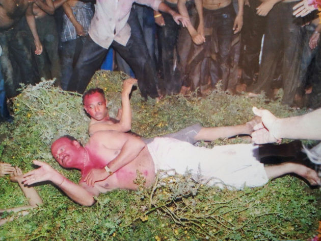 A 150-year old custom of Vadnar Gangai in Amravati district | अमरावती जिल्ह्यातील वडनेर गंगाईत काट्यांवरून लोटांगण घेण्याची १५० वर्षांची प्रथा