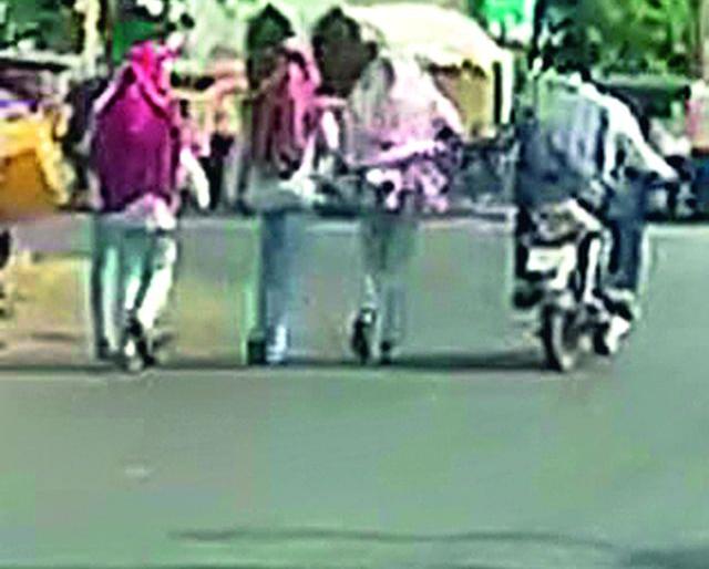 Raid | भरदिवसा तरुणींची छेड Raid | भरदिवसा तरुणींची छेड