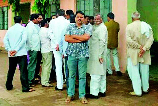 Chandur's 17 market committee directors arrested | चांदूरच्या १७ बाजार समिती संचालकांना अटक Chandur's 17 market committee directors arrested | चांदूरच्या १७ बाजार समिती संचालकांना अटक