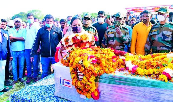 Funeral at Shaheed Kailas in Government Itama | शहीद कैलासवर शासकीय इतमामात अंत्यसंस्कार