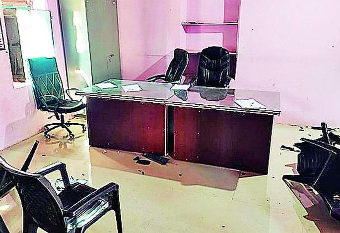 In Chincholi, a village worker was beaten before a village assembly | चिंचोलीत ग्रामसभेआधी ग्रामसेवकास मारहाण In Chincholi, a village worker was beaten before a village assembly | चिंचोलीत ग्रामसभेआधी ग्रामसेवकास मारहाण