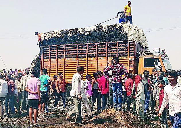 A truck running at Samda Kasampur broke | सामदा कासमपूर येथे धावता ट्रक पेटला